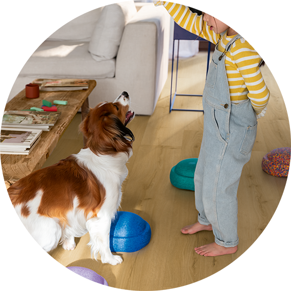 Pes a dieťa na vinylovej podlahe v obývačke
